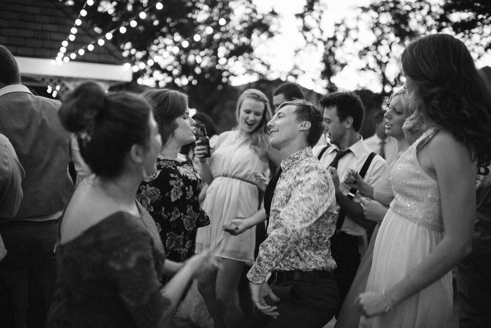 guests dancing at spanish oaks wedding reception