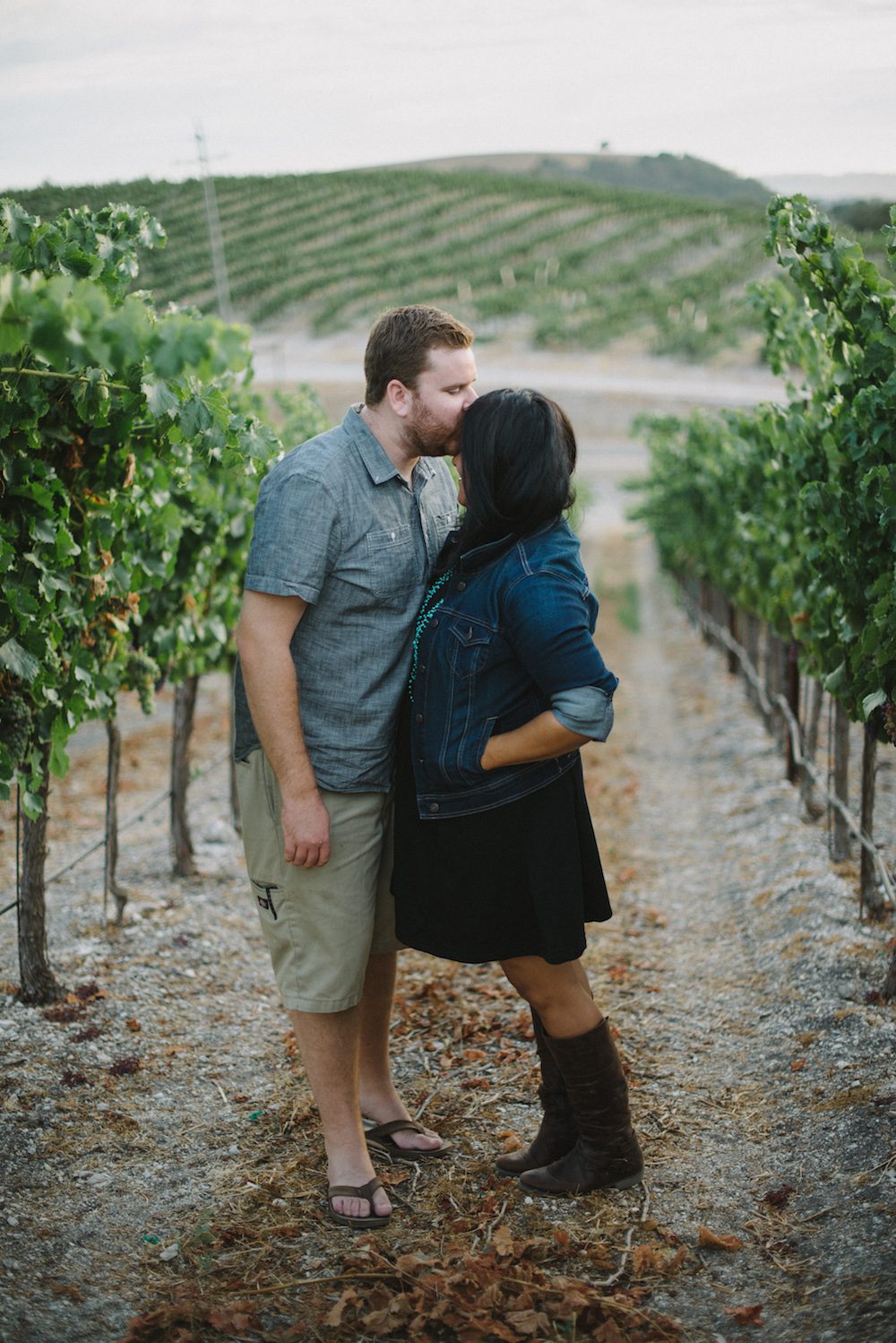couple kissing in a vineyard in templeton